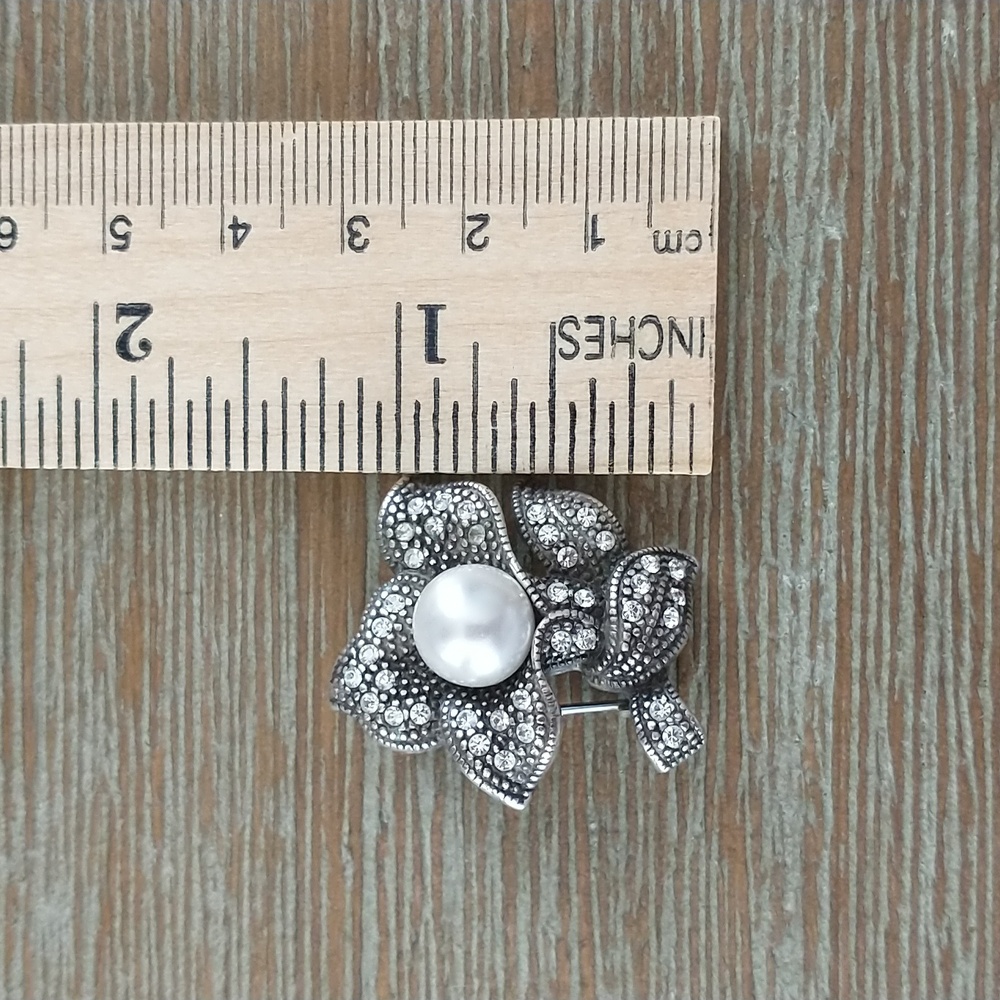 Beautiful Silvertone and Pearl Brooch - Picture 4 of 4